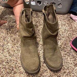 Brash beige suede boot size 6.5